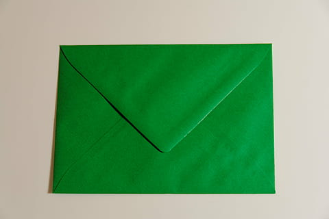 busta verde, lettere, Busta, inviare, carta, Messaggio, colore verde, girato in studio, nessuno, in casa, copia spazio, semplicità, vuoto, ritagliare, singolo oggetto, avvicinamento, sfondo bianco, documento, sfondi, direttamente sopra, formazione scolastica, corrispondenza, sfondo colorato, pulito, 2K, CC0, dominio pubblico, privo di copyright