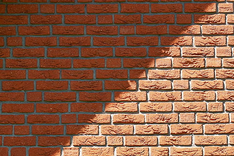 paret, patró, ombra, dividir, sol, estructura, textura, pedres, fons, façana, paret de pedra, edifici, tancar, maçoneria, maons, bricked, arranjament, maó, paret de maó, funció de construcció de parets, vermell, ciment, marró, arquitectura, material, vell, industria de la construcció, resistent, teló de fons, concret, aspre, en fila, material de construcció, estructura construïda, marc complet, cap gent, exterior de l'edifici, dia, llum solar, repetició, primer pla, a l'aire lliure, costat a costat, efecte texturat, 2K, CC0, domini públic, lliure de regalies