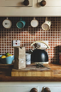 bollitore nero di fischi, nero, beige, Bollitore, chopping, tavola, tè, infuso, cucina, piastrella, contatore, teiera, bere, caffè, cibo, boccale, caldo, tè verde, fotografia, atmosfera, cucina domestica, stanza domestica, in casa, casa, utensile da cucina, attrezzature domestiche, nessuno, natura morta, apparecchio, stufa, interno di casa, cibo e bevande, bancone della cucina, contenitore, tazza, preparazione, 5K, CC0, dominio pubblico, privo di copyright