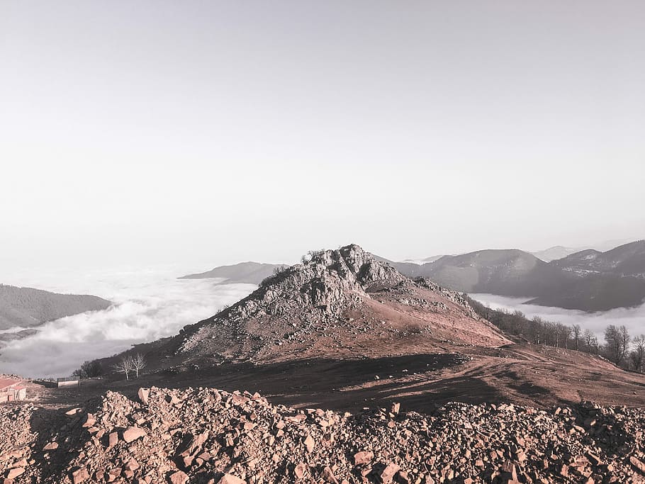 scenario, montagna, nuvole, roccia, cielo, orizzonte, natura, escursione, collina, paesaggio, sopra la nuvola, all'aperto, roccia rossa, alto, nube, pendenza, terreno, scenics - natura, bellezza nella natura, ambiente, scena tranquilla, nessuno, scena non urbana, la tranquillità, temperatura fredda, la neve, catena montuosa, giorno, destinazioni di viaggio, inverno, terra, copia spazio, picco di montagna, montagna innevata, cratere vulcanico, 4K
