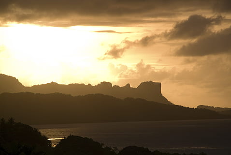 Mikronesien, solnedgang, himmel, skyer, farverig, smuk, natur, uden for, bjerge, hav, ocean, Bugt, Skov, træer, vand, skønhed i naturen, scenics - natur, rolig scene, ro, sky - himmel, bjerg, idyllisk, ingen mennesker, silhuet, ikke-urbane scene, sol, sollys, udendørs, afspejling, 1080P, CC0, offentligt domæne, royaltyfrie