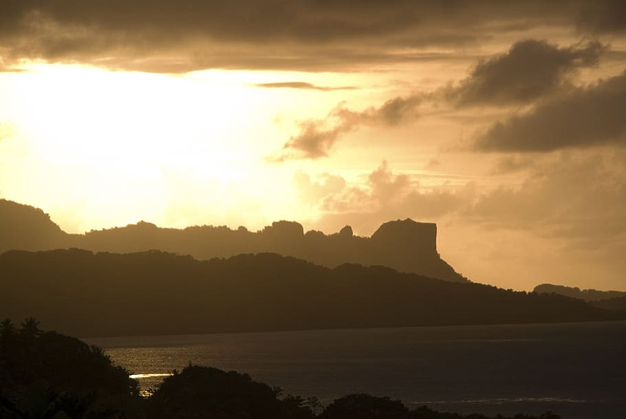 Mikronesien, solnedgang, himmel, skyer, farverig, smuk, natur, uden for, bjerge, hav, ocean, Bugt, Skov, træer, vand, skønhed i naturen, scenics - natur, rolig scene, ro, sky - himmel, bjerg, idyllisk, ingen mennesker, silhuet, ikke-urbane scene, sol, sollys, udendørs, afspejling, 1080P