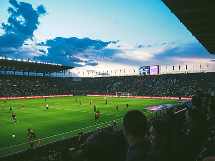 persone, Guardando, partita di calcio, bianca, nuvole, blu, cielo, giorno, persone che guardano, calcio, gioco, nuvole bianche, cielo blu, luogo sportivo, corsa piatta, pista sportiva, sport, sport competitivo, pista di cavallo, sport animale, corsa di cavalli, stadio, evento equestre, fantino, cavallo da corsa, concorrenza, all'aperto, gara sportiva, associazione corse giapponesi, erba, folla, cavallo purosangue, fan - appassionato, spettatore, campo da gioco, sport di squadra, campo da calcio, nuvola - cielo, gruppo di persone, persone reali, grande gruppo di persone, uomini, attività di svago, stili di vita, natura, architettura, struttura costruita, partita - sport, 4K, CC0, dominio pubblico, privo di copyright