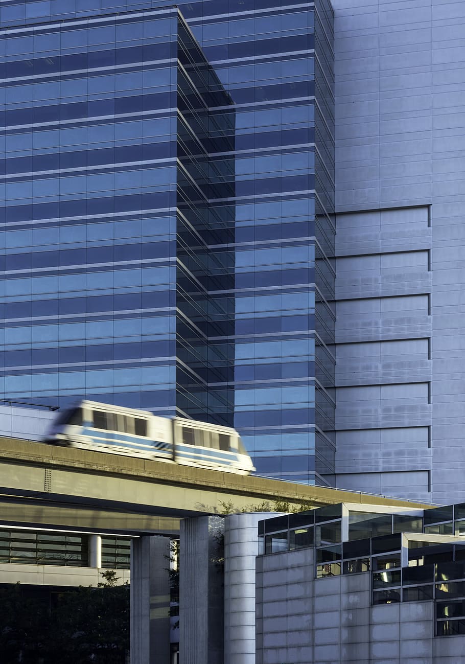 Weiß, Zug, tagsüber, grau, Blau, Gebäude Zeitrafferfotografie, die Architektur, Transport, Transit, Wolkenkratzer, gebaute Struktur, Gebäudehülle, Stadt, modern, Bürogebäude außen, Gebäude, Büro, keine Leute, Glas - Material, Tag, Flachwinkelansicht, draußen, Reflexion, Verbindung, große Höhe, klarer Himmel, Natur, Geschäft, Finanzviertel, 5K