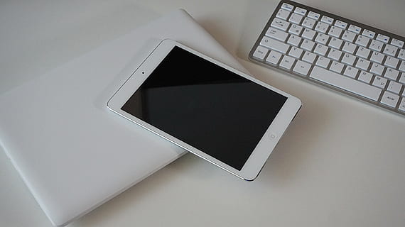tablet, notesbog, tastatur, kontorarbejde, hjemmekontor, internet, teknologi, trådløs teknologi, meddelelse, computer, forbindelse, computerudstyr, indendørs, ingen mennesker, bærbar, tæt på, høj vinkel visning, computer tastatur, studio skud, bærbar informationsenhed, direkte over, smart telefon, kopiere plads, bærbarhed, enkelhed, 5K, CC0, offentligt domæne, royaltyfrie