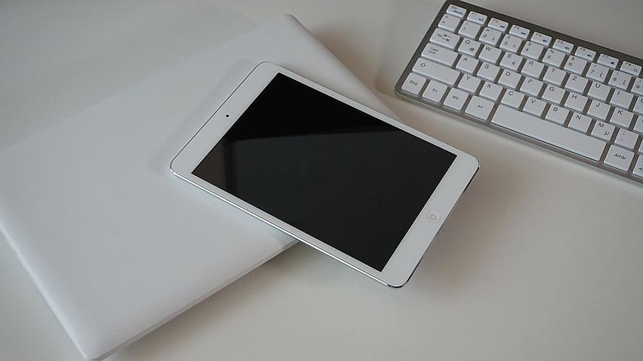 tablet, notesbog, tastatur, kontorarbejde, hjemmekontor, internet, teknologi, trådløs teknologi, meddelelse, computer, forbindelse, computerudstyr, indendørs, ingen mennesker, bærbar, tæt på, høj vinkel visning, computer tastatur, studio skud, bærbar informationsenhed, direkte over, smart telefon, kopiere plads, bærbarhed, enkelhed, 5K