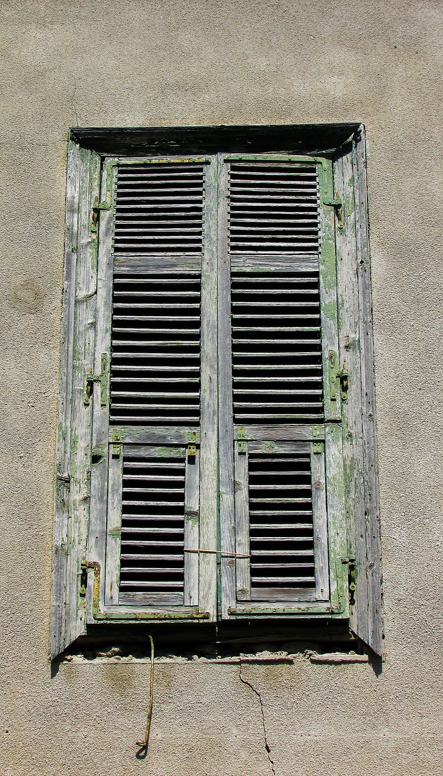 finestra, vell, resistent, rovellat, desgast, fusta, envellit, larnaca, Xipre, barri antic, arquitectura, estructura construïda, exterior de l'edifici, cap gent, edifici, dia, tancat, funció de construcció de parets, metall, casa, seguretat, quadrícula, obturador, a l'aire lliure, vista d’angle baix, protecció, espatllat, deteriorament, 4K
