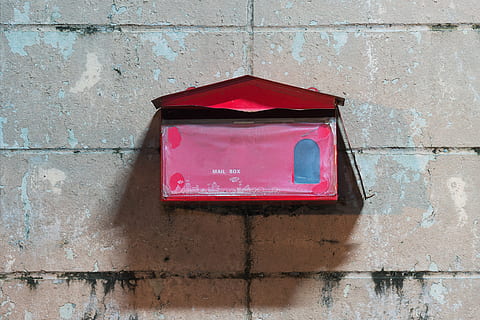 cutie roz, Poștă, cutie, post, trimite, poştal, scrisoare, simbol, recipient, serviciu, cutie poștală, letterbox, livrare, transport, corespondenţă, comunicare, mesaj, Internet, e-mail, a primi, informație, conexiune, Inbox, a lua legatura, mesagerie, roșu, culoarea roz, zi, nici o persoana, arhitectură, exteriorul clădirii, a închide, în aer liber, montare pe perete, cutie - container, perete, construită, formă, vechi, proiecta, 4K, CC0, domeniu public, fără drepturi de autor