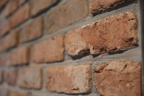 Wand, Backstein, roter Ziegelstein, Ziegelwand, gebaute Struktur, texturiert, die Architektur, Wandbau - Funktion, keine Leute, Vollbild, Rau, Nahansicht, Hintergründe, Muster, selektiver Fokus, in einer Reihe, Baumaterial, Gebäudehülle, draußen, solide, alt, Zement, Steinwand, Beton, 5K, CC0, gemeinfrei, lizenzfrei