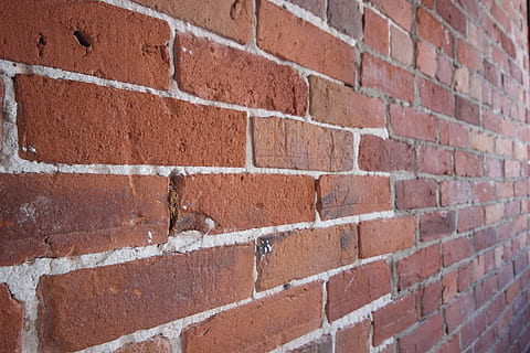 braune Mauer, Ziegel, Wand, Textur, Muster, Ziegelwand, Backstein, die Architektur, gebaute Struktur, Wandbau - Funktion, keine Leute, Nahansicht, texturiert, Hintergründe, Tag, Vollbild, rot, Gebäudehülle, draußen, braun, Schule, Emotion, selektiver Fokus, Botschaft, 2K, CC0, gemeinfrei, lizenzfrei