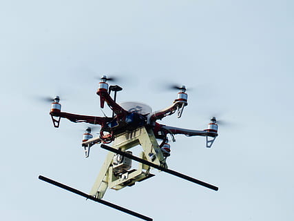 rosso, bianca, drone a sei assi, volante, hexacopter, elicottero, modello, telecamera, volare, cielo, quadricoptero, quadrotor, piattaforma galleggiante, aereo, rotori, elica, macchina volante, galleggiabilità, aereo del rotore, guidare a vtol flugzeuge, lancio verticale, terreno verticale, nuovo venuto, giroscopi, modello di elicottero, fotografia aerea, videografia aerea, fotografie aeree, fuco, giocattoli, elettronico, quadcopter, mezz'aria, veicolo aereo, movimento, Inquadratura dal basso, modo di trasporto, natura, mezzi di trasporto, controllo, giorno, tecnologia, nessuno, cielo sereno, in movimento, all'aperto, sicurezza, industria aerospaziale, 4K, CC0, dominio pubblico, privo di copyright