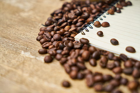 cafè, quadern, nucli, espresso, tassa de cafè, llibre, treballar, foto de menjar, cappuccino, curs, fotografia, nutrició, fons, marró, taula, menjar, macro, escriure, fusta, estil de vida saludable, bon dia, cafeïna, al matí, despertar, begudes, el treball, foto, cafeteria, llegir, primer pla, beure, restaurant, latte, cuina, disseny, cafè - beguda, menjar i beguda, gra de cafè torrat, enfocament selectiu, cap gent, gran grup d'objectes, frescor, abundància, torrat, natura morta, a l'interior, vista d’angle alt, material de fusta, efecte texturat, begudes sense alcohol, 5K, CC0, domini públic, lliure de regalies