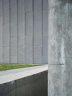 неозаглавен, екран, растения, трева, стена, бетон, зелен, тухли, архитектура, изградена конструкция, ден, без хора, на открито, град, небе, едър план, функция за стенно строителство, сигурност, безопасност, природа, път, транспорт, външна сграда, празен, слънчева светлина, защита, бариера, ограда, сив, 4K