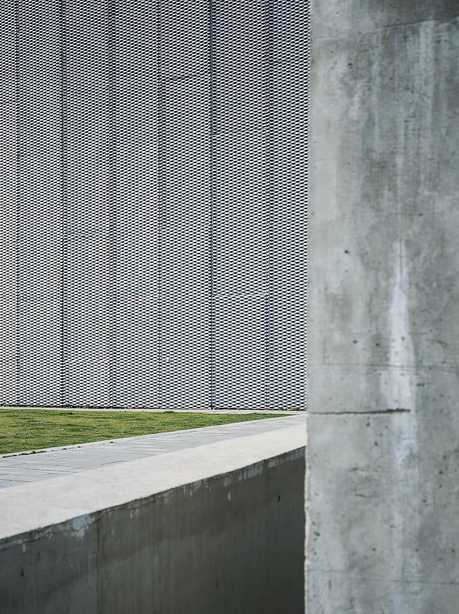 sense títol, pantalla, plantes, herba, paret, concret, verd, maons, arquitectura, estructura construïda, dia, cap gent, a l'aire lliure, ciutat, cel, primer pla, funció de construcció de parets, seguretat, naturalesa, carretera, transport, exterior de l'edifici, buit, llum solar, protecció, barrera, tanca, gris, 4K