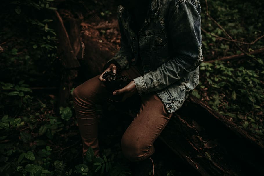 person, bedrift, dslr kamera, sidder, Brun, træ log, iført, jakke, bukser, bestyrelse, hånd, kamera, natur, liv, udforske, årgang, sidde, udendørs, eventyr, træ, blad, log, mand, Skov, to personer, jord, herrer, mennesker, stående, voksen, plante, afslappet tøj, ung voksen, Kvinder, dag, samvær, sociale problemer, rigtige mennesker, fuld længde, aggression, 5K