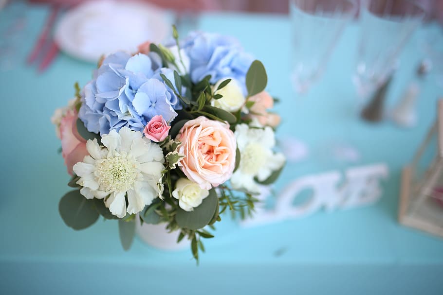 selectiu, focalitzar la fotografia, blanc, flor scabiosa, blau, flors d'hortensia, rosa, casament, decoració, flors, flor, planta amb flors, planta, bellesa a la natura, arranjament floral, bouquet, frescor, naturalesa, vulnerabilitat, fragilitat, cap de flor, a l'interior, arranjament, primer pla, flor de roses, gerro, taula, centrar-se en primer pla, enfocament selectiu, cap gent, Ram de flors, 5K