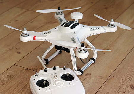 drone, rc, chão, quadcopter, modelo, hélice, mosca, Câmera, máquina voadora, espião, descolar, controlado remotamente, rotores, helicóptero, aeronave, fotografias aéreas, helicóptero modelo, veículo aéreo, avião, tecnologia, dentro de casa, transporte, modo de transporte, único objeto, pavimento, visão de alto ângulo, ninguém, cor branca, equipamento, peça da máquina, metal, indústria, prateado colorido, mesa, motor, indústria aeroespacial, 4K, CC0, domínio público, royalty free