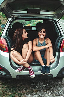 dos, dones, assegut, esquena, cotxe, maleter del vehicle, blau, verd, núvol, explorar, viatjar, llatí, pèl vermella, trobat, super, experiència, fred, canviant d'humor, color, frienship, alegre, joia, en viu, dona, vintage, moda, somrient, felicitat, dues persones, transport, automòbil, manera de transport, persones reals, emoció, unió, activitat d'oci, adult jove, retrat, roba casual, amistat, longitud completa, estils de vida, gent, emoció positiva, a l'aire lliure, adolescent, germana, pentinat, 5K, CC0, domini públic, lliure de regalies