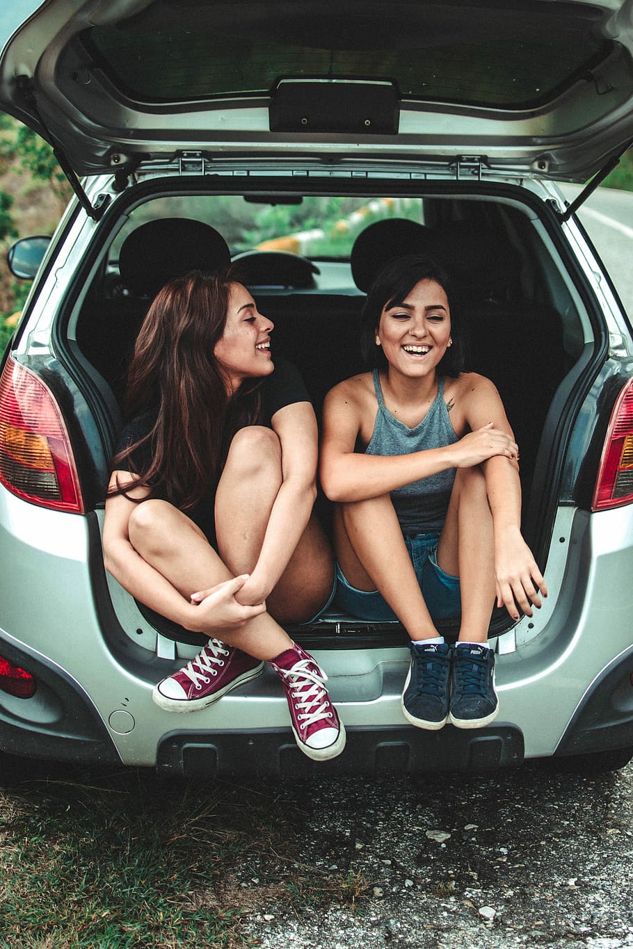 dos, dones, assegut, esquena, cotxe, maleter del vehicle, blau, verd, núvol, explorar, viatjar, llatí, pèl vermella, trobat, super, experiència, fred, canviant d'humor, color, frienship, alegre, joia, en viu, dona, vintage, moda, somrient, felicitat, dues persones, transport, automòbil, manera de transport, persones reals, emoció, unió, activitat d'oci, adult jove, retrat, roba casual, amistat, longitud completa, estils de vida, gent, emoció positiva, a l'aire lliure, adolescent, germana, pentinat, 5K