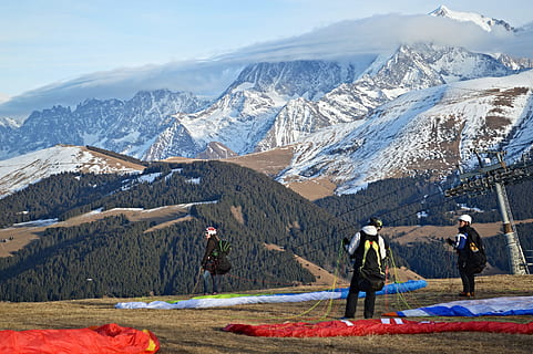 orang yang mengendarai zipline, orang-orang, mendarat, paralayang, mont blanc, gunung, hutan, awan, salju, alam, pemandangan, di luar rumah, pegunungan, gambar berwarna, gunung berselimut salju, musim dingin, dewasa, scenics - alam, keindahan di alam, sekelompok orang, suhu dingin, kegiatan waktu luang, laki-laki, orang sungguhan, penuh, petualangan, aktivitas, hari, gaya hidup, 5K, CC0, domain publik, bebas royalti