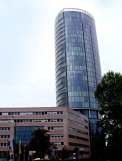 Torre, costruzione, grattacielo, colonia, architettura, facciata, alberi, cielo, struttura costruita, esterno dell'edificio, città, Inquadratura dal basso, natura, albero, giorno, moderno, ufficio, nessuno, edificio per uffici esterno, pianta, alto - alto, all'aperto, vetro - materiale, 1080P, CC0, dominio pubblico, privo di copyright