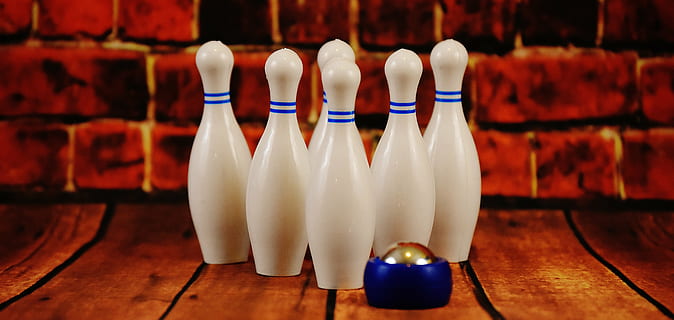 bowling, bianca, plastica, birillo, sciopero di bowling, legno - materiale, sport, in casa, cibo e bevande, bottiglia, contenitore, nessuno, bere, rinfresco, latte, di fila, cibo, prodotto caseario, tavolo, attrezzature domestiche, avvicinamento, gruppo di oggetti, bottiglia di latte, concentrarsi sulle conoscenze acquisite, bicchiere, 5K, CC0, dominio pubblico, privo di copyright