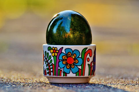 Paști, oua de Paste, colorat, Paste Fericit, ou, culoare, multi colorate, nici o persoana, a închide, natură, artă și sculptură, apă, selectiv, în aer liber, un singur obiect, să se concentreze asupra primelor elemente, model, reflecţie, model floral, creativitate, zi, lucios, metal, simplitate, umbră, 5K, CC0, domeniu public, fără drepturi de autor