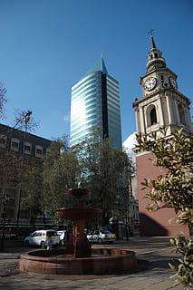 vell, nou, temps, present, passat, Església, edifici, arquitectura, santiago, xile, façana, històric, exterior de l'edifici, estructura construïda, cel, ciutat, cotxe, automòbil, planta, naturalesa, lloc de culte, religió, creença, manera de transport, torre, alta - alta, espiritualitat, dia, cap gent, a l'aire lliure, exterior d’edifici d’oficines, gratacels, fletxa, 2K, CC0, domini públic, lliure de regalies