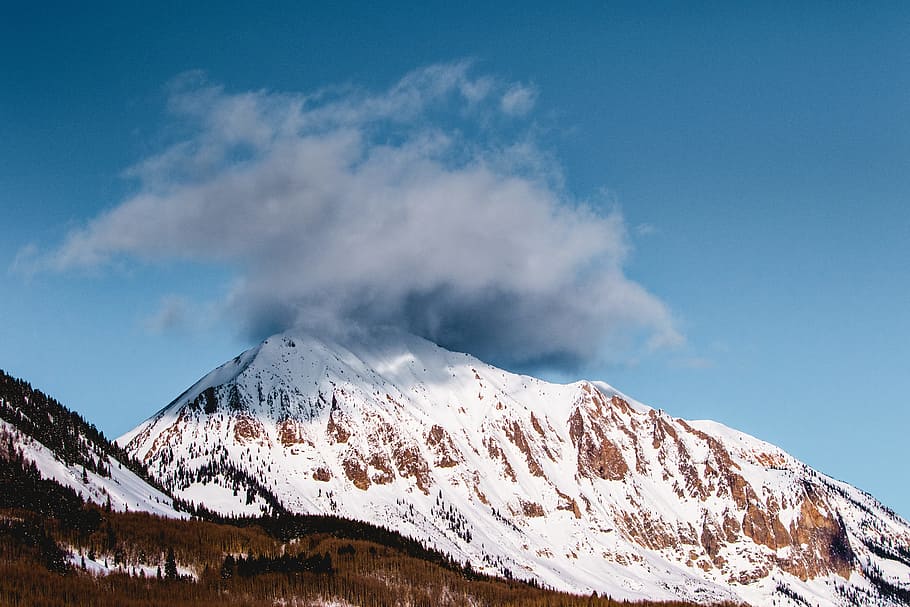 alb, gri, Munte, albastru, cer, timpul zilei, fum, top, rulare, nor, zăpadă, cer albastru, natură, varf de munte, scenics, peisaj, în aer liber, de munte, nor - cer, frumusețe în natură, iarnă, un munte acoperit de zăpadă, temperatura rece, scenice - natura, mediu inconjurator, o scenă liniștită, liniște, scenă non-urbană, nici o persoana, zi, idilic, putere în natură, 5K