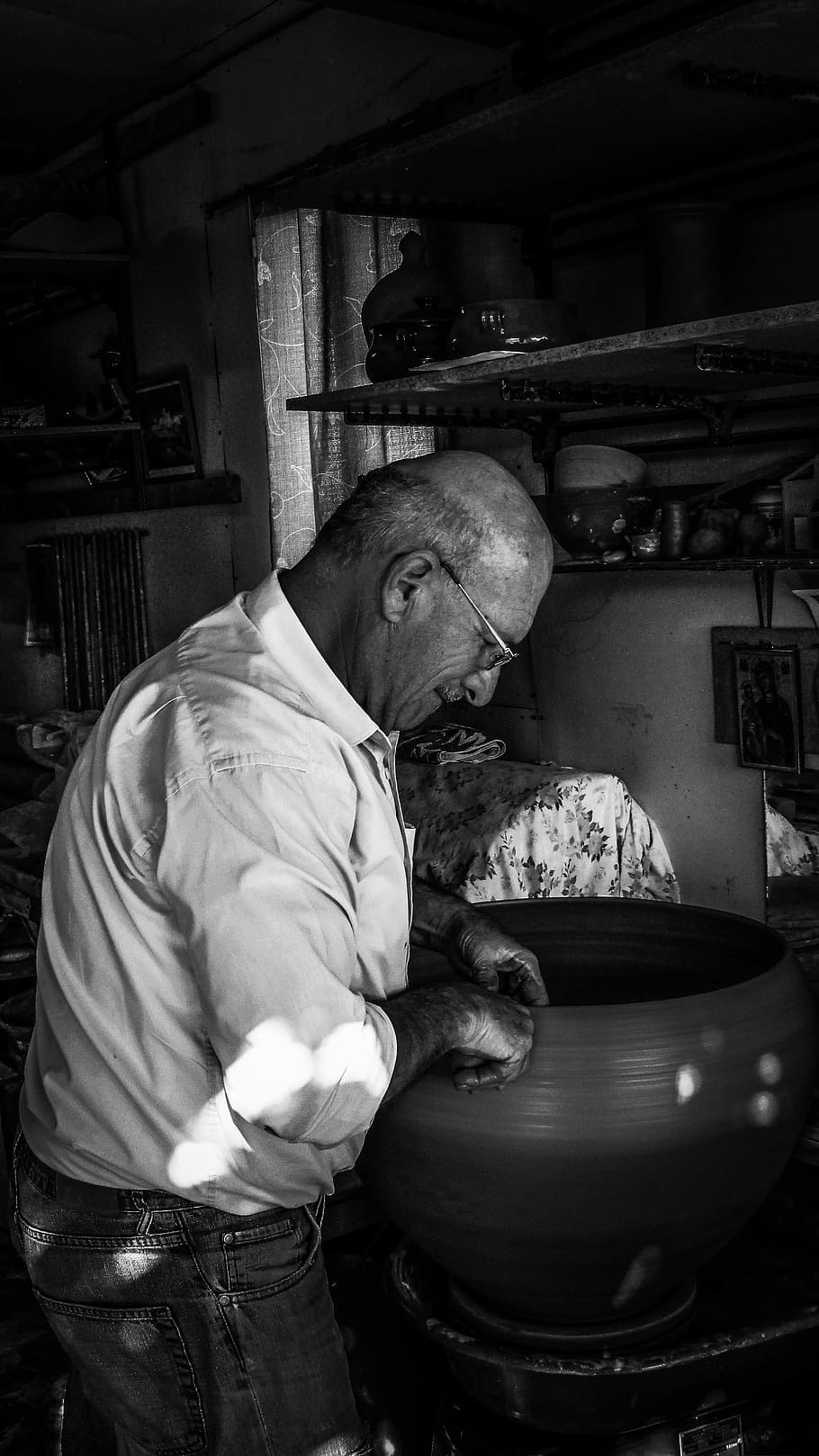 ceràmica, habilitat, artesania, taller, creativitat, artista, artesà, forma, ocupació, treball, fet a mà, treballador, modelar, home, tradicional, kofinou, Xipre, adult gran, només un home gran, homes majors, un sol home, només homes, només adults, homes, persones reals, una persona, adult, a l'interior, mascles, de peu, vista lateral, cintura cap amunt, tres quarts de longitud, estils de vida, roba casual, roba, preparació, homes madurs, preparar el menjar, 4K