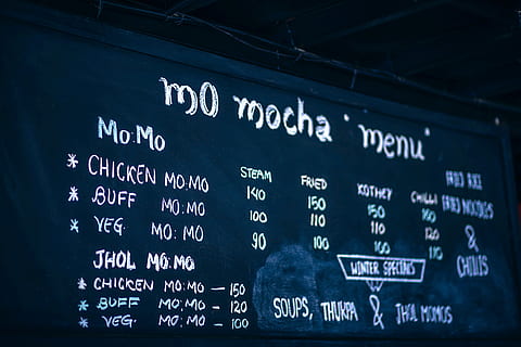 selektivní, zaostřovací fotografie, mo mocha menu desky, Jídelní lístek, obchod, křída, text, typografie, Černá tabule, podnikání, číslo, sdělení, prkno, obchodování, data, finance, nikdo, podepsat, informace, západní skript, informační značka, cestovat, architektura, Příjezd odjezdové rady, destinace, technologie, zpráva, 5K, CC0, veřejná doména, bez autorských práv