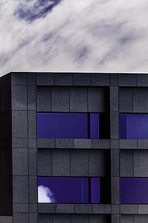 gris, porpra, concret, edifici, ennuvolat, skyt, blanc, núvols, foto, negre, dia, finestra, reflexió, arquitectura, estructura construïda, modern, exterior de l'edifici, edifici d'oficines, escena urbana, vidre - material, blau, cel, gratacels, negocis, façana, industria de la construcció, ciutat, a l'aire lliure, futurista, núvol - cel, cap gent, vista d’angle baix, naturalesa, patró, oficina, exterior d’edifici d’oficines, destinacions de viatge, 4K, CC0, domini públic, lliure de regalies