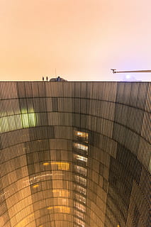 persone, superiore, calcestruzzo, grattacielo, costruzione, bianca, nuvole, architettura, infrastruttura, Torre, tetto, a piedi, struttura costruita, cielo, tramonto, esterno dell'edificio, nessuno, natura, copia spazio, illuminato, crepuscolo, recinto, all'aperto, barriera, confine, Inquadratura dal basso, mezzi di trasporto, sicurezza, colore arancione, lega, acciaio, 5K, CC0, dominio pubblico, privo di copyright