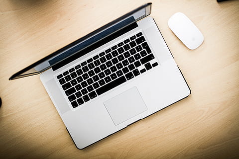 fekete, szürke, laptop, mellett, fehér, alma, hatalmas, egér, barna, fa, felület, macbook, levegő, varázslat, felső, panel, számítógép, hordozható számítógép, technológia, üzleti, hivatal, asztal, vezeték nélküli technológia, közlés, nem ember, számítógép billentyűzet, közelkép, fedett, kapcsolat, fa - anyag, billentyűzet, hordozható információs eszköz, számítógép tartozék, magas szög kilátás, bútor, számítógép monitor, Internet, okos telefon, ezüst színű, számítógép billentyű, 2K