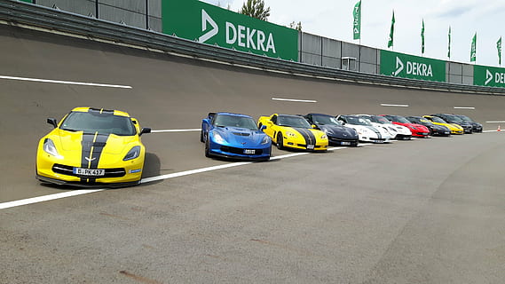 corbeta, c7, c6, formació de conductors, cotxe esportiu, hipòdrom, esport de motor, esportiu, EUA, americà, v8, groc, blau, transport, cotxe, mode de transport, dia, vehicle terrestre, a l'aire lliure, cap gent, manera de transport, automòbil, signe, taxi, carretera, comunicació, arquitectura, protecció, seguretat, senyal d'advertència, gent, text, moviment, 4K, CC0, domini públic, lliure de regalies