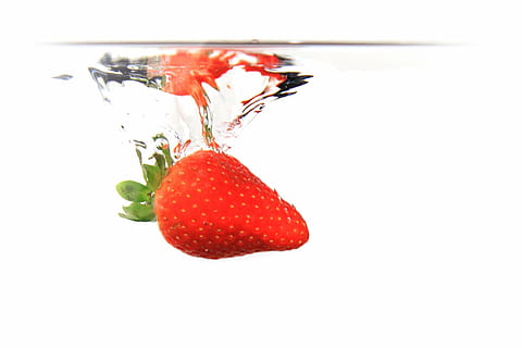 Erdbeertropfen, klar, Flüssigkeit, abstrakt, aqua, Hintergrund, Blase, sauber, fallen, Tröpfchen, fließend, Lebensmittel, frisch, Obst, Bewegung, rot, Spritzen, Erdbeere, Wasser, nass, Weiß, Frische, plantschen, reif, Nahansicht, Beerenfrucht, Studioaufnahme, gesundes Essen, drinnen, weißer Hintergrund, Essen und Trinken, Wohlbefinden, kopieren sie platz, keine Leute, Reinheit, Hochgeschwindigkeitsfotografie, 2K, CC0, gemeinfrei, lizenzfrei