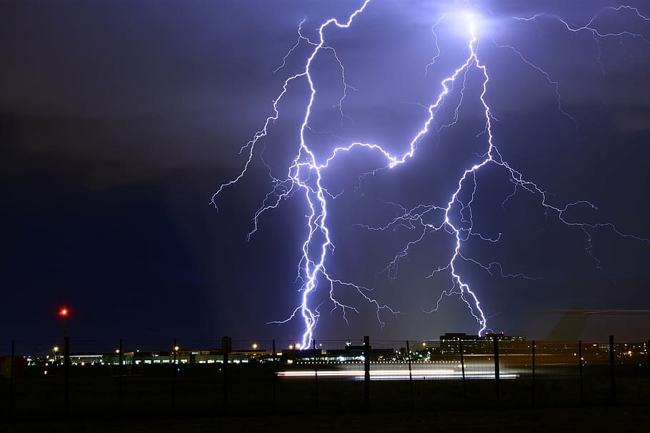 llamps, colpejar, edifici, nit, tempesta, pern, temps, electricitat, naturalesa, cel, poder, energia, flaix, càrrec, brillant, força, llum, tempestuós, descàrrega, cridaner, aeroport, denver, colorado, EUA, poder a la natura, perill, llamps bifurcats, il·luminat, núvol - cel, bellesa a la natura, arquitectura, cel dramàtic, núvol de tempesta, ciutat, medi ambient, comunicació, cap gent, a l'aire lliure, ominós, fosc, paisatge urbà, meteorologia, Font d'alimentació, 1080P