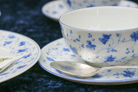 Tasse, Geschirr, Kaffee, Abdeckung, Löffel, Blumen, fein, Blau, klein, Silberbesteck, Oma, Kaffeetasse, Tischdecke, bedeckt, gedeckter Tisch, Bedienung, Kaffeeservice, Blumenmuster, Untertasse, Keramik, Muster, Tabelle, Nahansicht, Becher, Stillleben, Porzellan, Essen und Trinken, drinnen, Küchenutensilien, keine Leute, Getränk, Teetasse, Teller, Essgeschirr, 4K, CC0, gemeinfrei, lizenzfrei