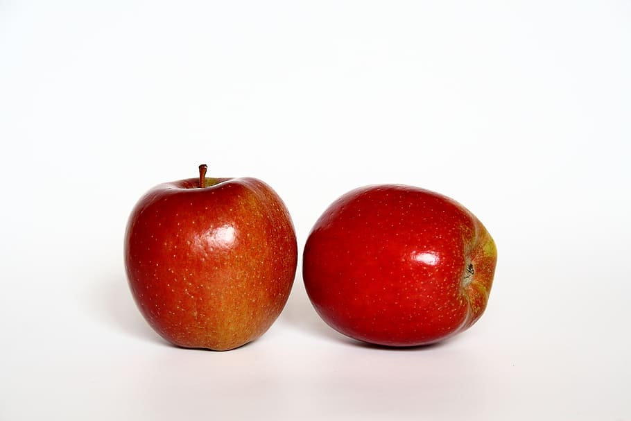 dos, vermell, fruites de poma, poma, fruita, vitamines, frisch, dolç, brillant, menjar, kernobst gewaechs, saludable, alimentació saludable, menjar i beguda, tir de l'estudi, benestar, frescor, fons blanc, tallar, fruita de poma, a l'interior, primer pla, natura morta, cap gent, cirera, dos objectes, còpia espai, grup d'objectes, tija de la planta, madur, 2K