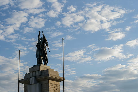 statua, brno, cielo, nuvole, città, monumento, ceco, Repubblica Ceca, Europa, cittadina, piazza, paesaggio urbano, storico, nuvola - cielo, scultura, rappresentazione umana, rappresentazione, Inquadratura dal basso, arte e artigianato, nessuno, storia, architettura, il passato, memoriale, natura, creatività, struttura costruita, somiglianza femminile, giorno, destinazioni di viaggio, colonna architettonica, governo, angelo, 4K, CC0, dominio pubblico, privo di copyright