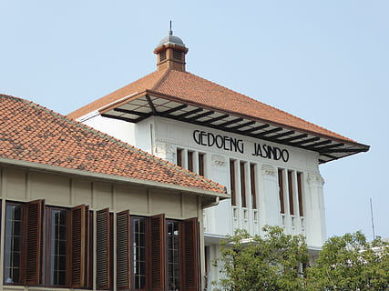 edifici gedoeng jasindo, batavia, jakarta, java, asia, viatjar, colonial, kota, arquitectura, estructura construïda, exterior de l'edifici, edifici, cel, cel clar, vista d’angle baix, dia, cap gent, naturalesa, sostre, religió, creença, lloc de culte, espiritualitat, planta, a l'aire lliure, arbre, text, ciutat, columna arquitectònica, teula de teulada, 4K, CC0, domini públic, lliure de regalies