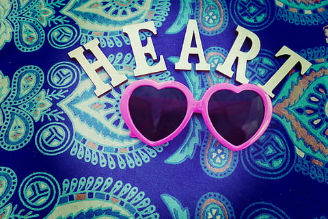 roz cu ochelari de soare, roz, încadrată, ochelari de soare, fundaluri, model, albastru, nici o persoana, a închide, multi colorate, în interior, text, ochelari, natură moartă, Modă, western script, dragoste, vedere în unghi mare, emoție pozitivă, emoţie, comunicare, proiecta, creativitate, roșu, model floral, accesoriu personal, 1080P, CC0, domeniu public, fără drepturi de autor
