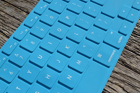blauw, appelklavier, bruin, bureau, toetsenbord, type, computer, internet, laptop, kantoor, bedrijf, werkplaats, communicatie, typen, technologie, tafel, online, opleiding, draadloze, computerapparatuur, geen mensen, brief, binnenshuis, computer deel, hoge hoekmening, alfabet, computer sleutel, hout - materiaal, detailopname, tekst, aantal, recht boven, hoofdletter, 5K, CC0, publiek domein, royaltyvrij