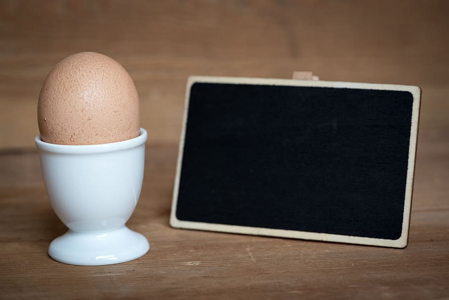 ou de gallina, pollastre, producte, ou, producte de pollastre, closca d'ou, tasses d'ou, ou marró, pissarra, a l’etiqueta, menjar, nutrició, oval, proteïna, tancar, text dom, tecnologia, tecnologia sense fils, cap gent, tauleta digital, pantalla del dispositiu, a l'interior, menjar i beguda, taula, ous, material de fusta, natura morta, primer pla, benestar, frescor, esmorzar, color negre, alimentació saludable, beure, Color blanc, vaixella, en blanc, gra de fusta, 5K