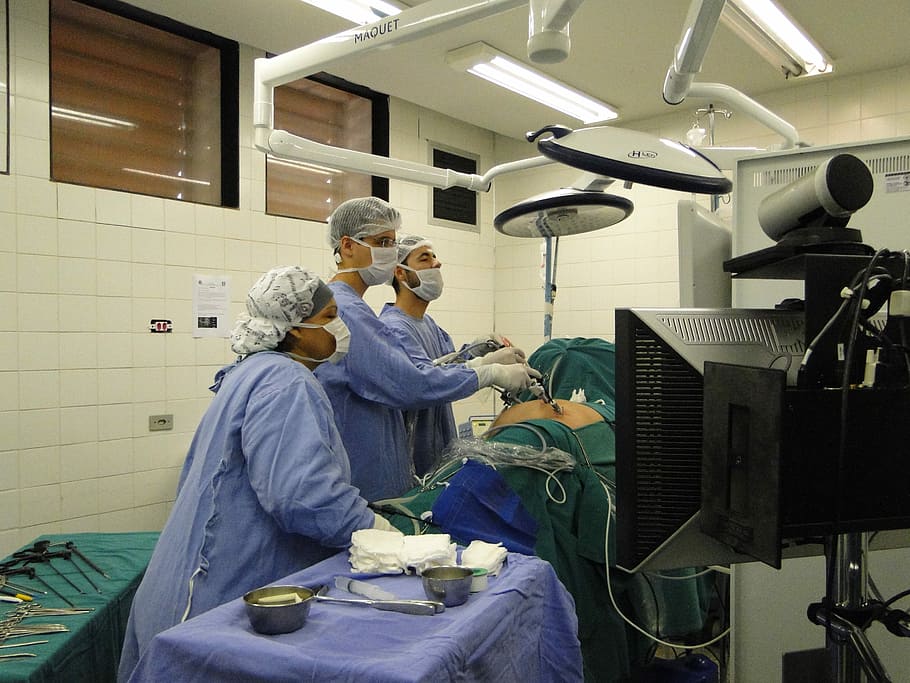 cirurgians que operen pacient, cirurgia, nefrectomia, laparoscòpia, metges, hospital, llit, metge, ronyó, ronyons, tumor, urologia, uròleg, salut i medicina, treball en equip, adult madur, a l'interior, cura, adult, homes, ocupació, dones, treball, sala d'operacions, persones reals, gent, mascles, equips d’il·luminació, tecnologia, grup de persones, experiència, femelles, cirurgià, habilitat, homes madurs, llum elèctrica, exfoliants, guant quirúrgic, treballador sanitari, 2K