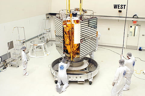 uzay probu, keşif programı, nasa, haberci, Merkür, jeokimya ölçümü, mesafe ölçümü, uzay, uzay yolculuğu, sanayi, sağlık ve tıp, içeriye, insansız, teknoloji, gün, ekipman, fabrika, hastane, yüksek açılı görünüş, tam uzunluk, insanlar, tıbbi malzeme, makinalar, Bilim, imalat ekipmanı, laboratuvar, yetişkin, temizlik, iş, Meslek, hazırlık, elektrikli ekipman, 2K, CC0, kamu malı, telif ücretsiz