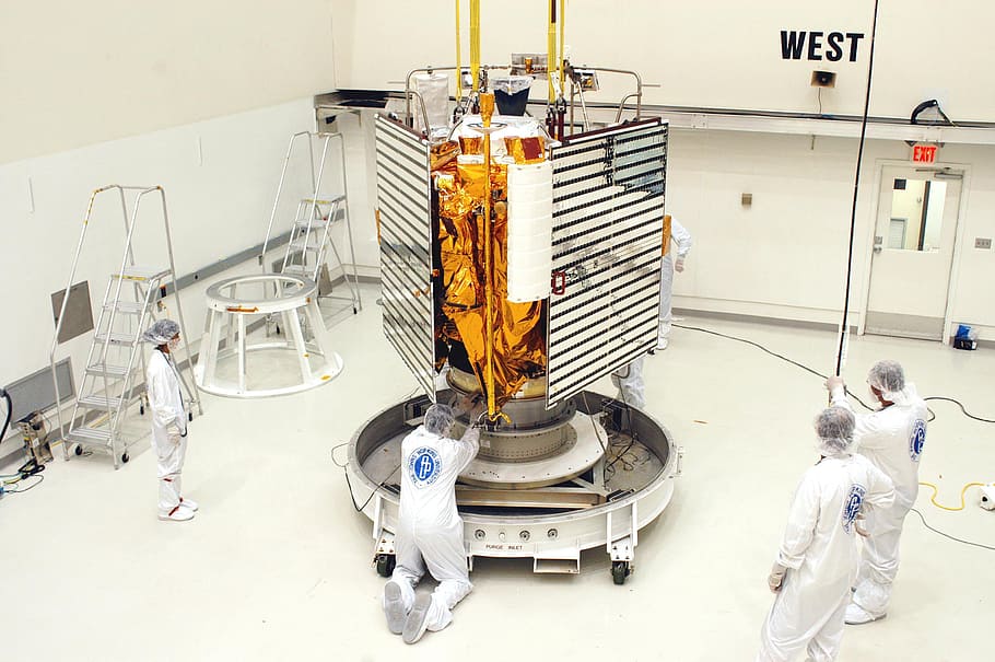 sonda espacial, programa de descoberta, nasa, missatger, mercuri, mesurament de la geoquímica, mesura de distància, espai, viatge espacial, indústria, salut i medicina, a l'interior, cap gent, tecnologia, dia, equipament, fàbrica, hospital, vista d’angle alt, longitud completa, gent, equip mèdic, maquinària, ciència, fabricació d’equips, laboratori, adult, higiene, negocis, ocupació, preparació, equipament elèctric, 2K