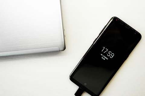 siyah, Samsung Galaksi, s8, büro, gece yarısı, beyaz, tablo, telefon, saat, zaman, bilgisayar, iletişim, teknoloji, kablosuz teknoloji, bağ, akıllı telefon, taşınabilir bilgi cihazı, cep telefonu, içeriye, dizüstü, kapatmak, insansız, taşınabilirlik, ekran, siyah renk, kopya alanı, cihaz ekranı, Internet, dijital tablet, dokunmatik ekran, klavye, mesaj, 5K, CC0, kamu malı, telif ücretsiz