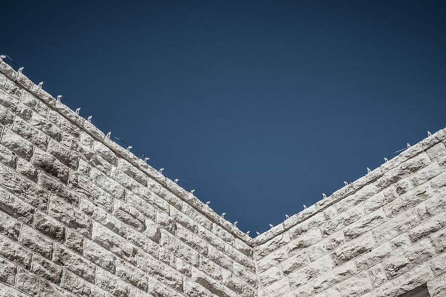 baix, fotografia d'angle, gris, concret, paret, durant el dia, edifici de formigó gris, maó, blau, cel, resum, arquitectura, estructura construïda, dia, cap gent, vista d’angle baix, naturalesa, cel clar, història, el passat, exterior de l'edifici, antic, forma, destinacions de viatge, a l'aire lliure, patró, disseny, llum solar, còpia espai, civilització antiga, arruïnat, ornamentat, 5K