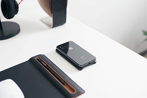 uzay, gri, iphone x, büro, masa üzerinde iphone, düz yatıyordu, iphone, çalışma alanı, konuşmacı, fare, teknoloji, iletişim, kablosuz teknoloji, akıllı telefon, içeriye, iş, bağ, cep telefonu, kapatmak, taşınabilir bilgi cihazı, tablo, Beyaz arkaplan, insansız, telefon, siyah renk, stüdyo çekimi, ofis, kopya alanı, kablosuz telefon, 4K, CC0, kamu malı, telif ücretsiz